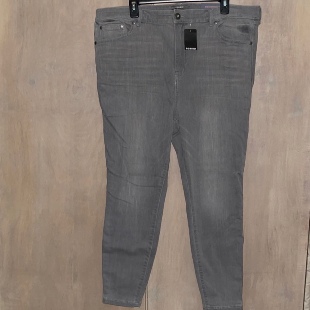 Torrid brand super soft, super skinny, midfit jeans. Plus size 20 short.